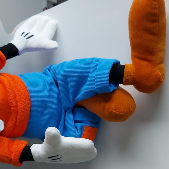 Disney's Goofy Plush 20" - Picture 3 of 4